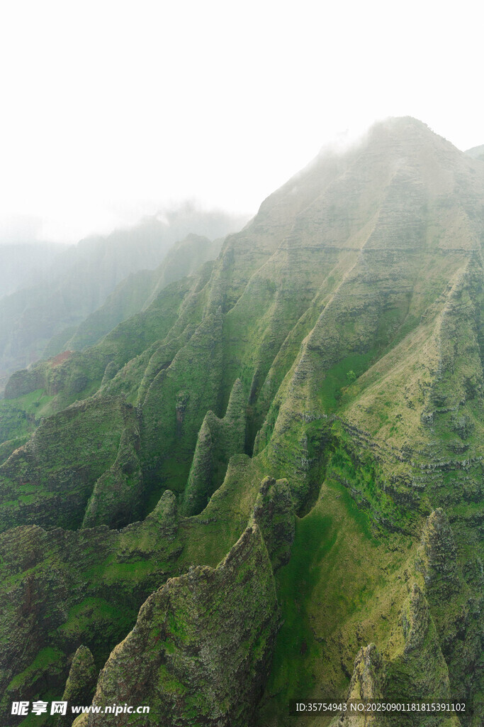 翠綠山巒云霧繚繞美景