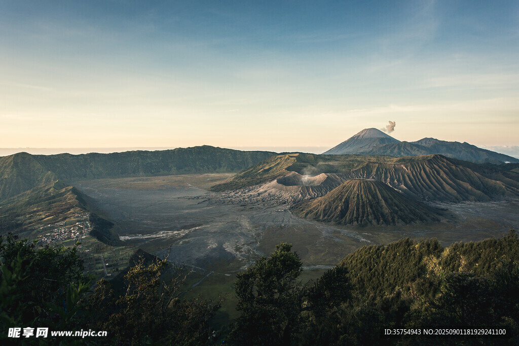 壯麗火山景觀云霧繚繞