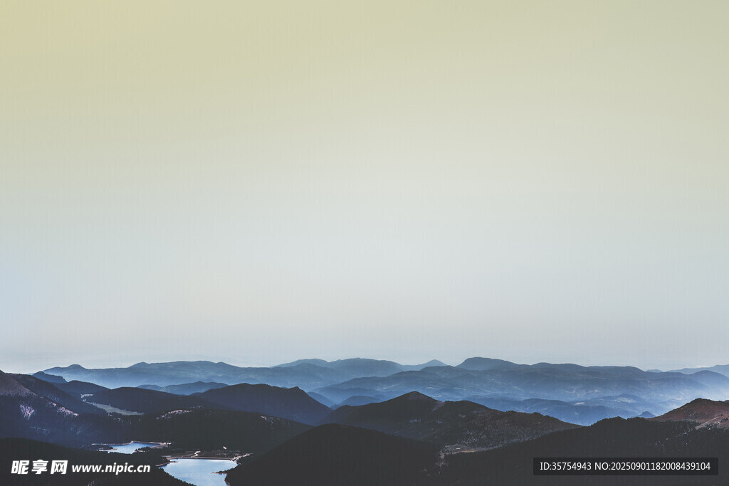 山間湖泊美景
