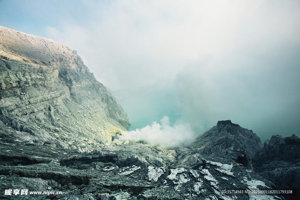 火山景觀煙霧繚繞的壯麗