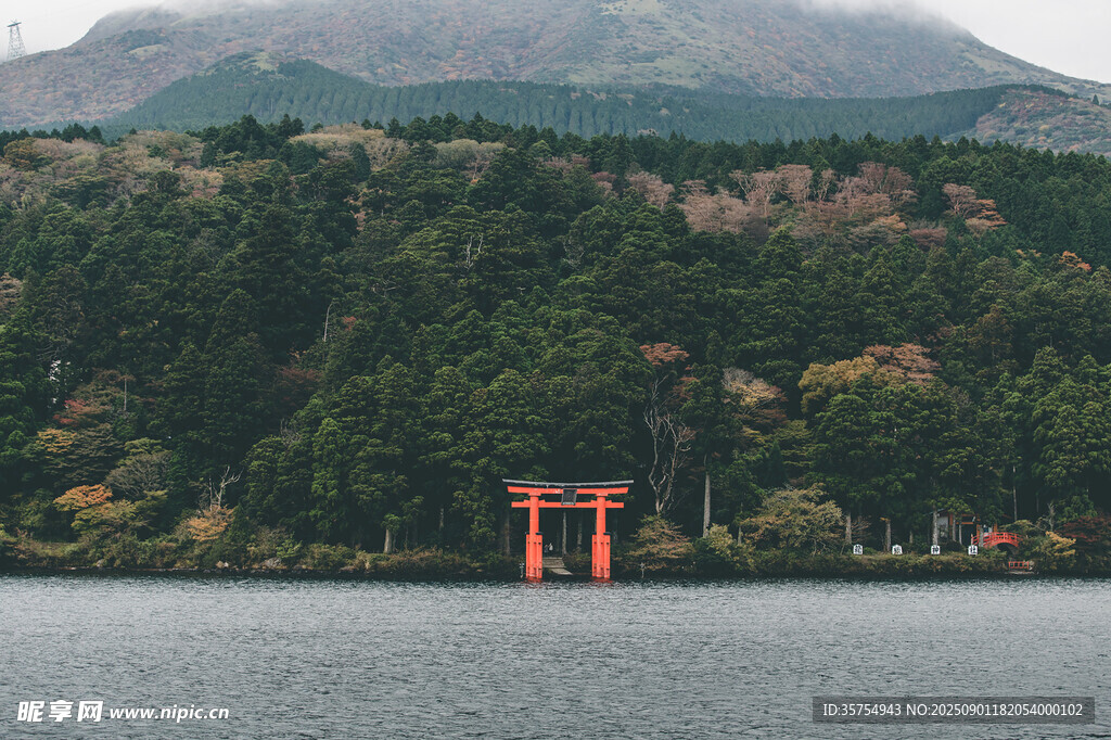 湖畔朱色鳥(niǎo)居與遠(yuǎn)山美景