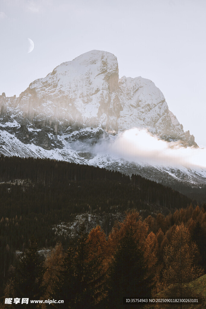 雪山秋景云霧繚繞之美