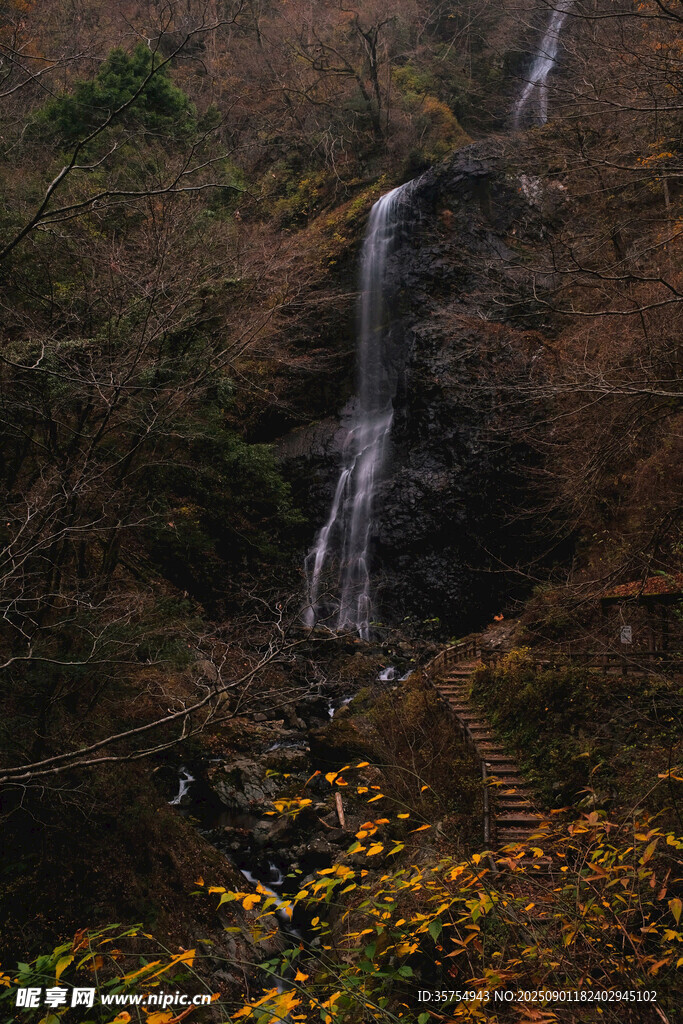 山間瀑布秋色美景