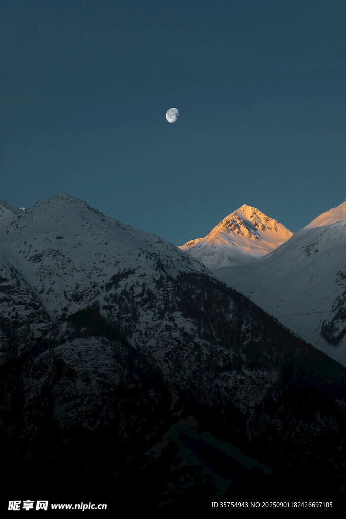 月夜雪山美景