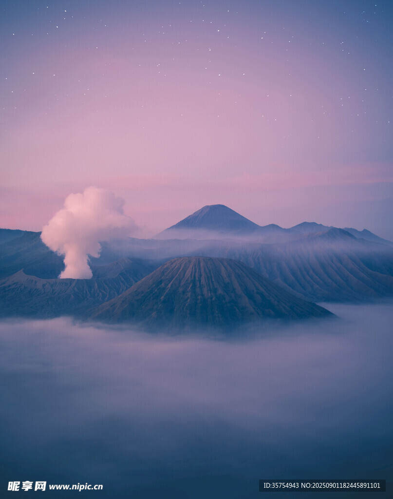 夢幻云海中的壯麗火山景觀