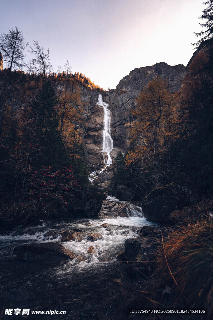 山間壯麗瀑布景觀
