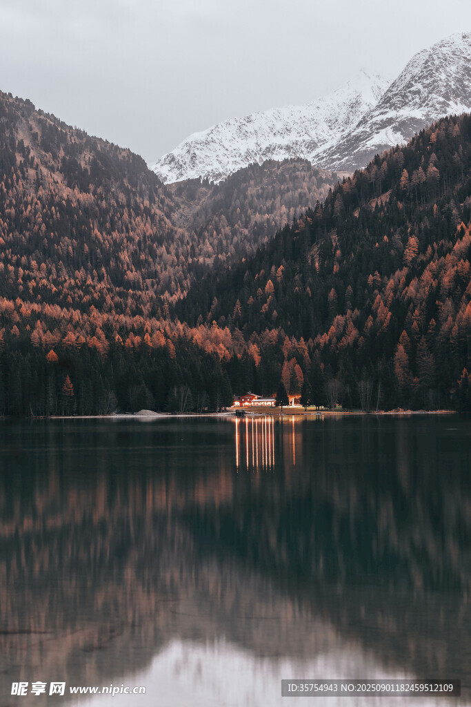 秋日山間靜謐湖泊美景