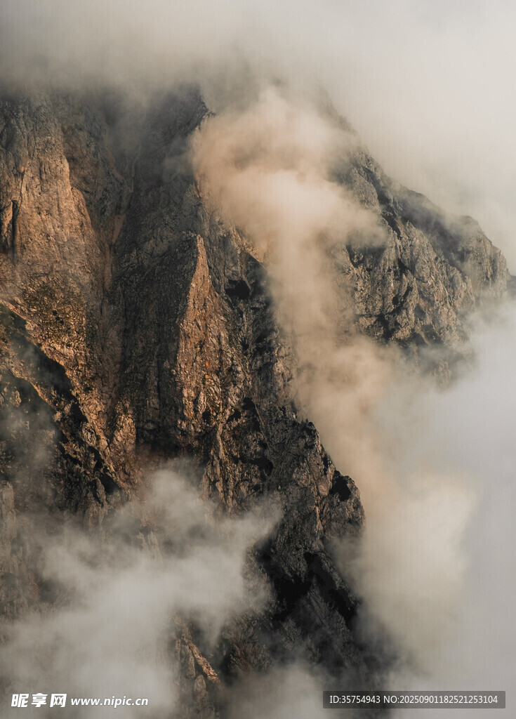 云霧繚繞的壯麗山峰