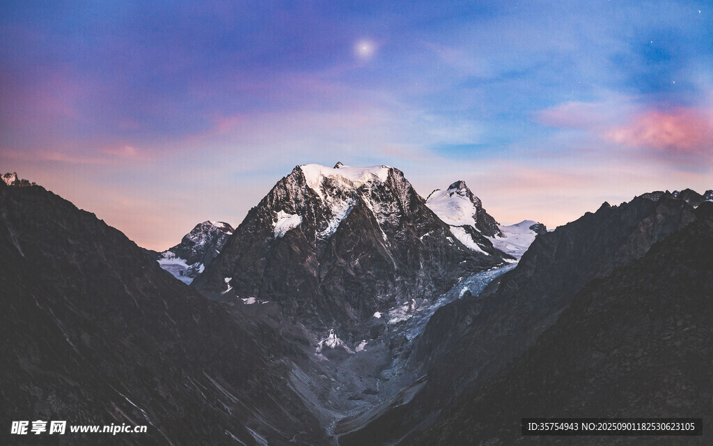 壯麗雪山天際霞光美景