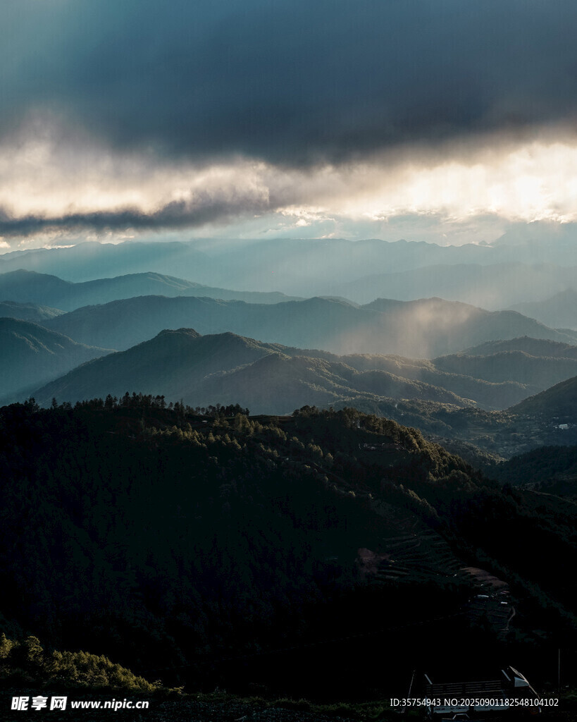 山間云海日出壯麗景觀