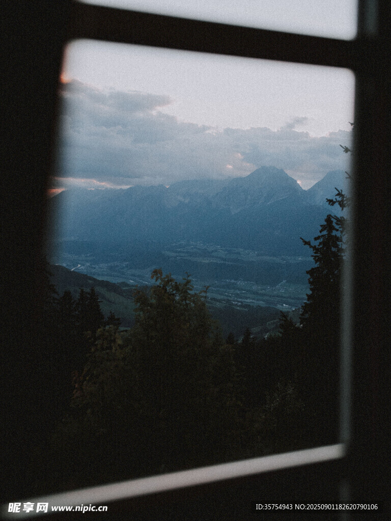 窗外山景自然靜謐之美