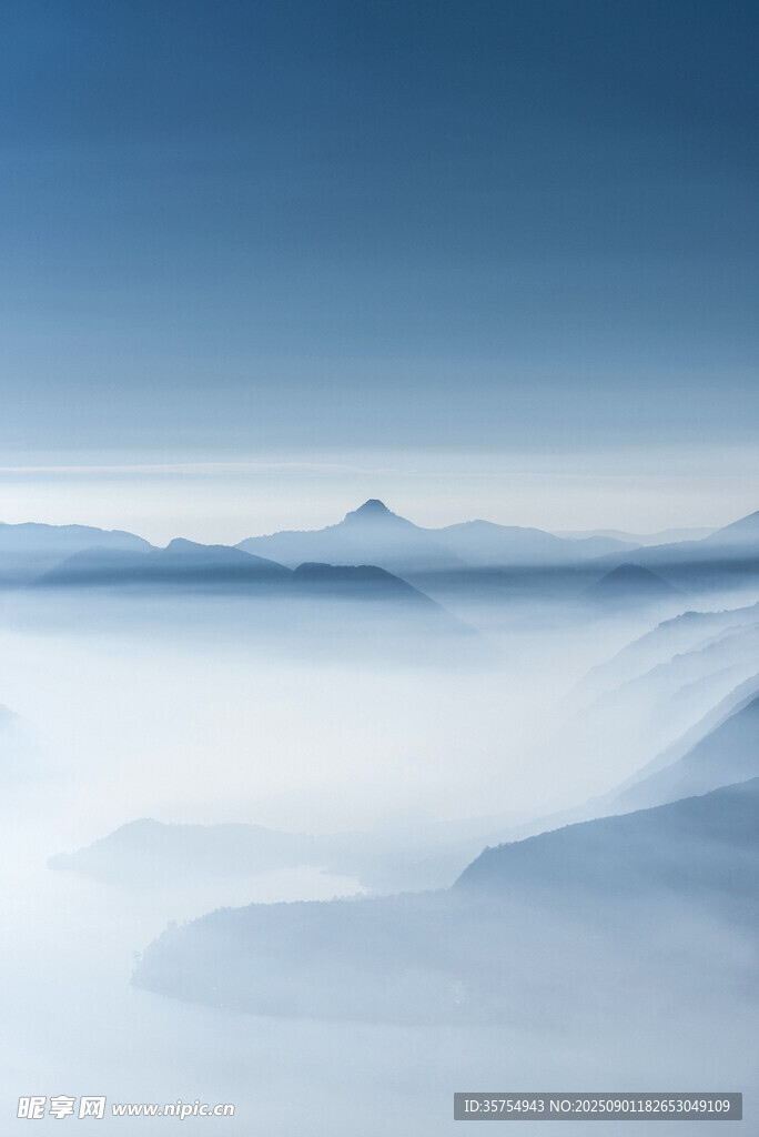 云海之上的遠山美景