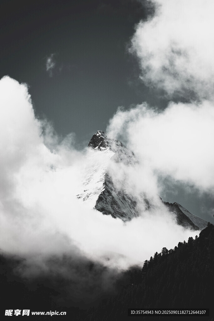 云霧繚繞中的巍峨山峰