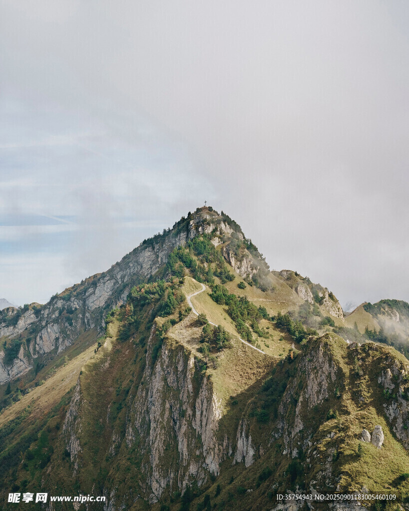 巍峨山峰盡顯自然之壯美