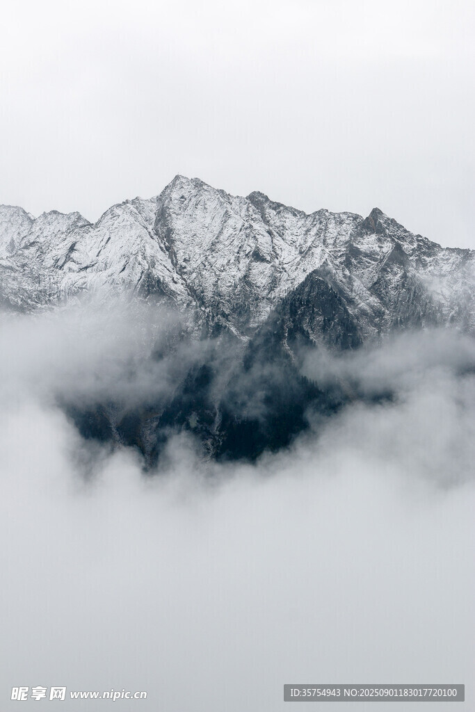 云霧繚繞的壯麗雪山