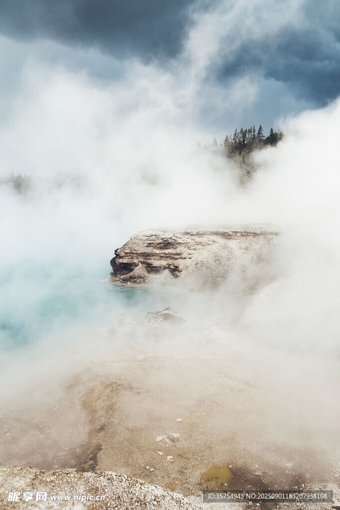夢幻藍泉氤氳霧氣之景