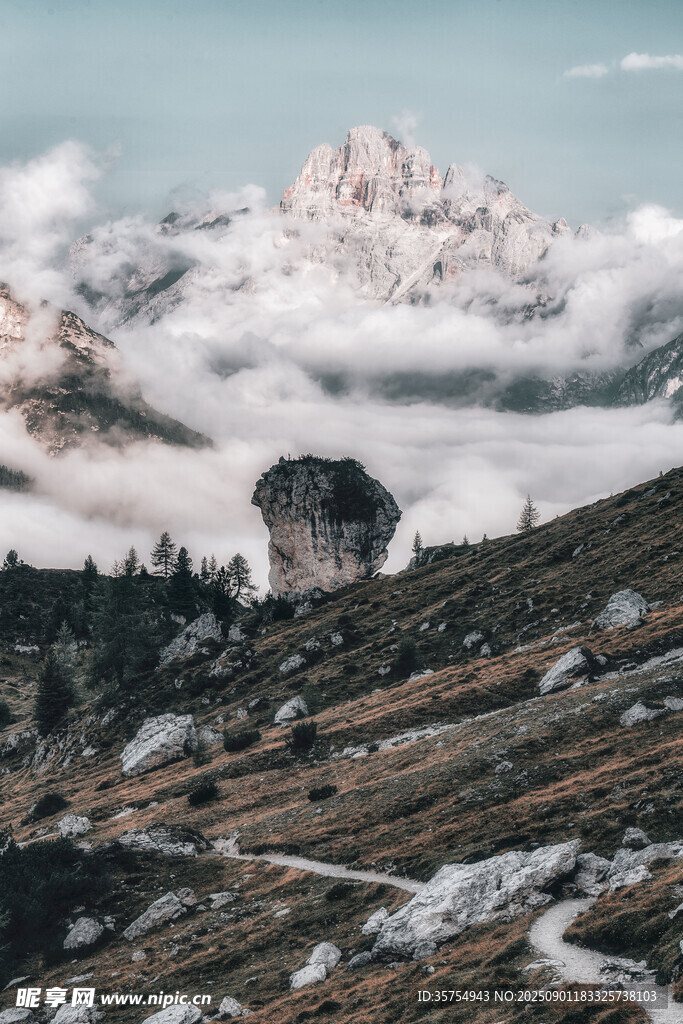 云霧繚繞的壯美山間景色