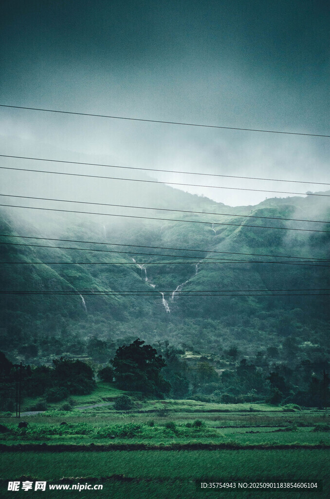 山間雨景綠野云霧繚繞