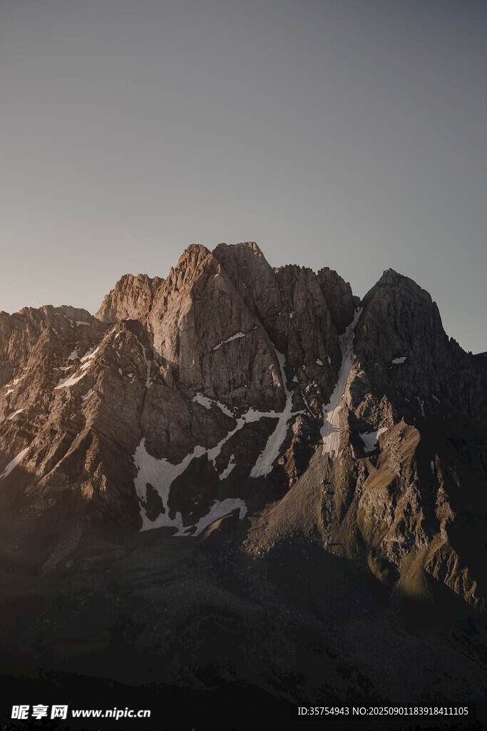壯麗山景夕陽下的巍峨山峰