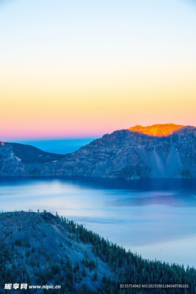 黃昏下的湖光山色美景