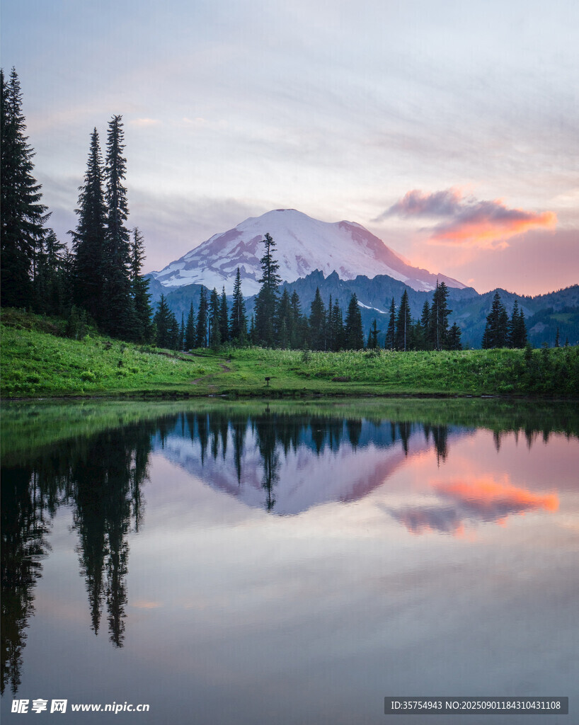 湖畔山林間的絕美山景倒影