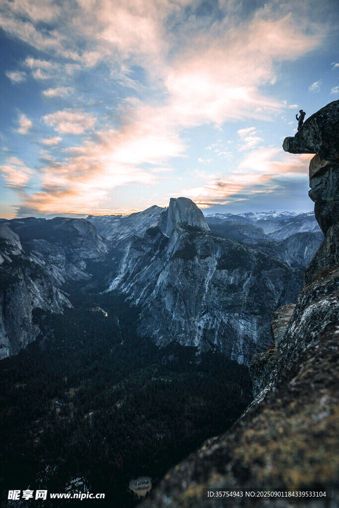 懸崖邊壯麗的山谷黃昏景