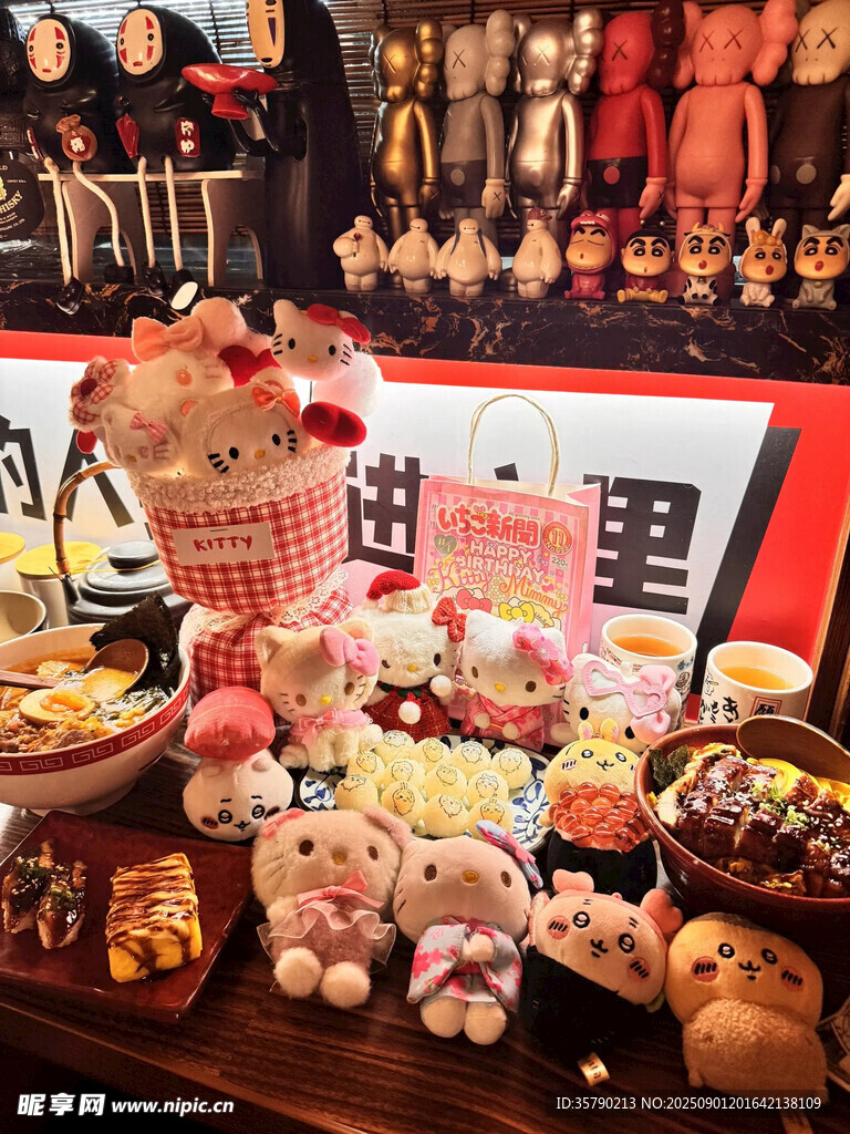 可愛(ài)玩偶與美食的溫馨場(chǎng)景