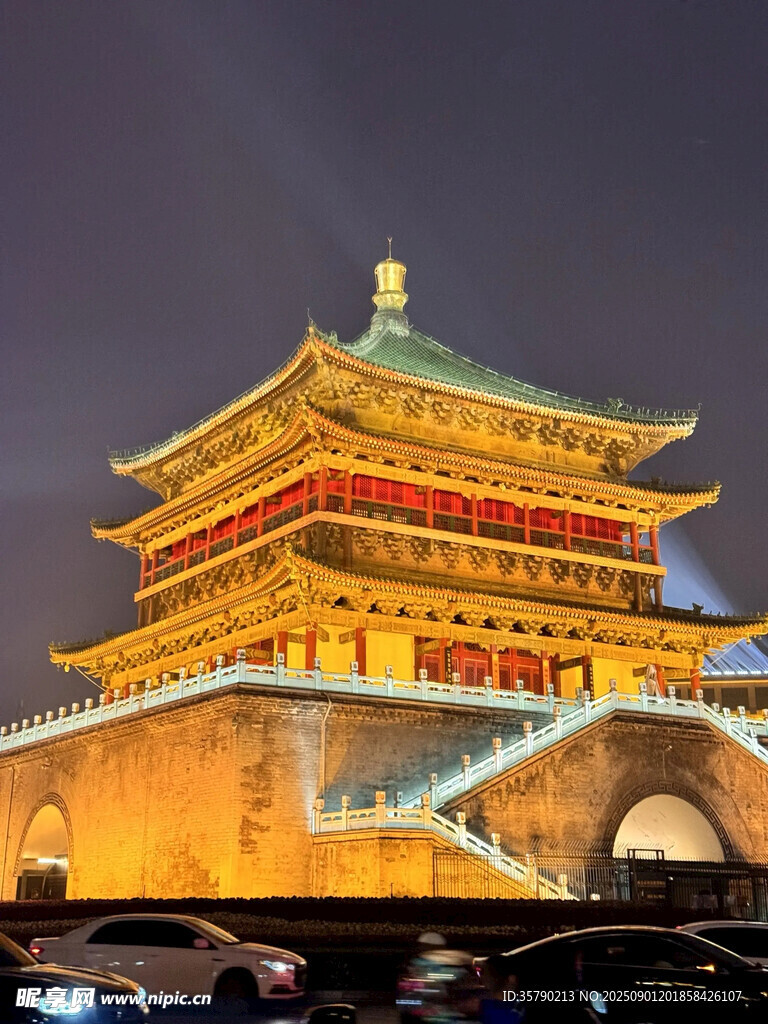 西安鐘樓夜景璀璨奪目