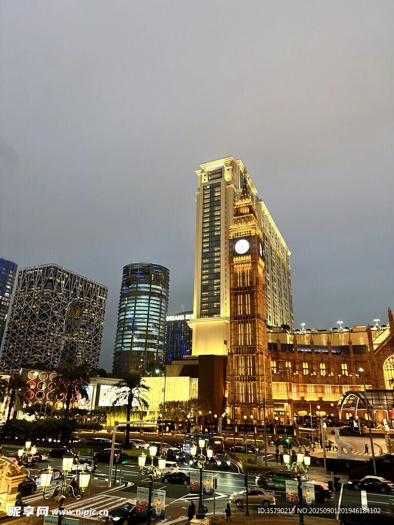 城市璀璨夜景中的標(biāo)志性建筑