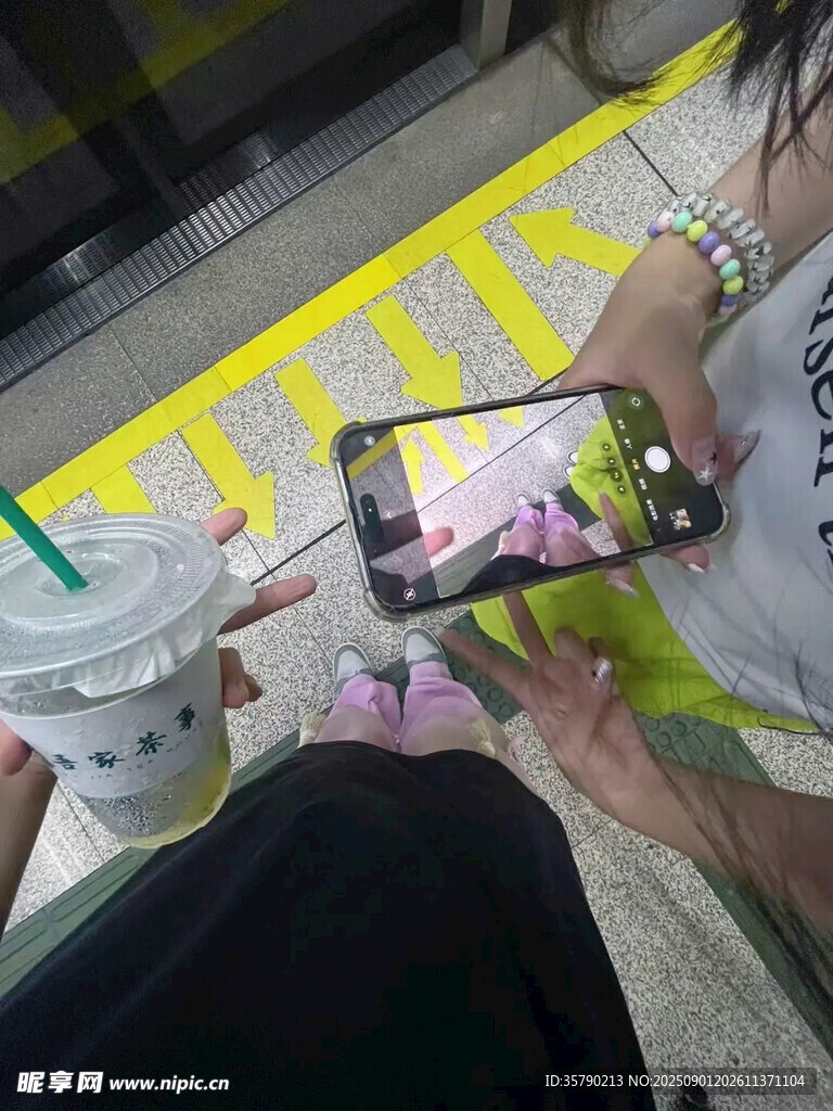 地鐵上玩手機的乘客
