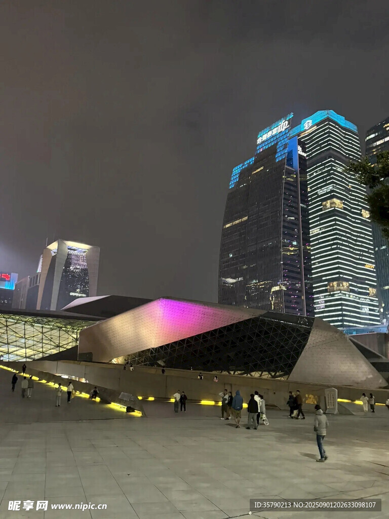 夜晚城市中的現(xiàn)代建筑景觀