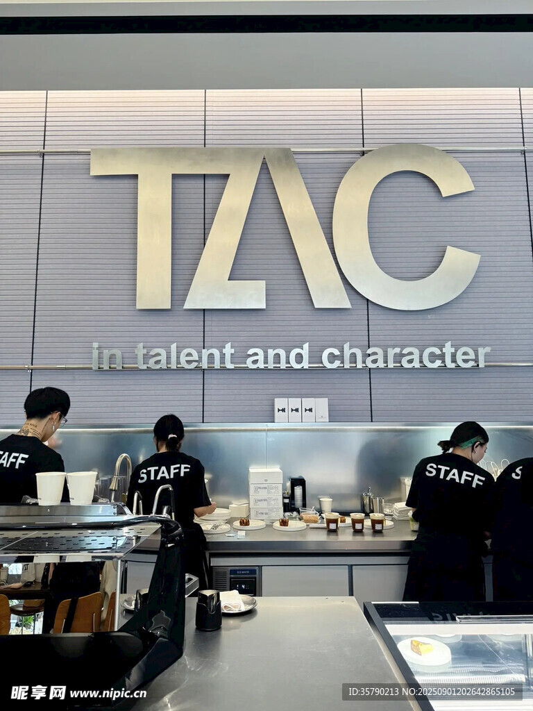 TAC珠寶店內(nèi)工作人員場景