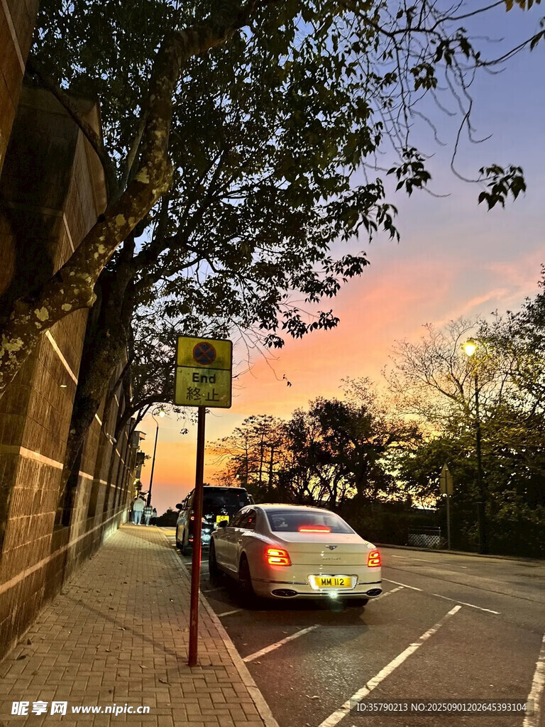 黃昏街道上的多彩汽車