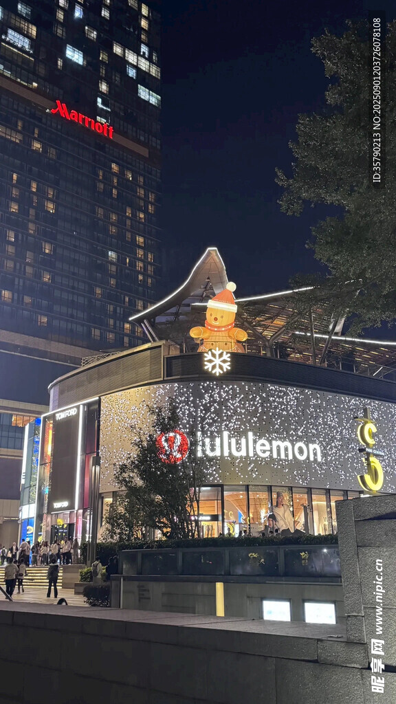 夜晚下的喜來登酒店外觀