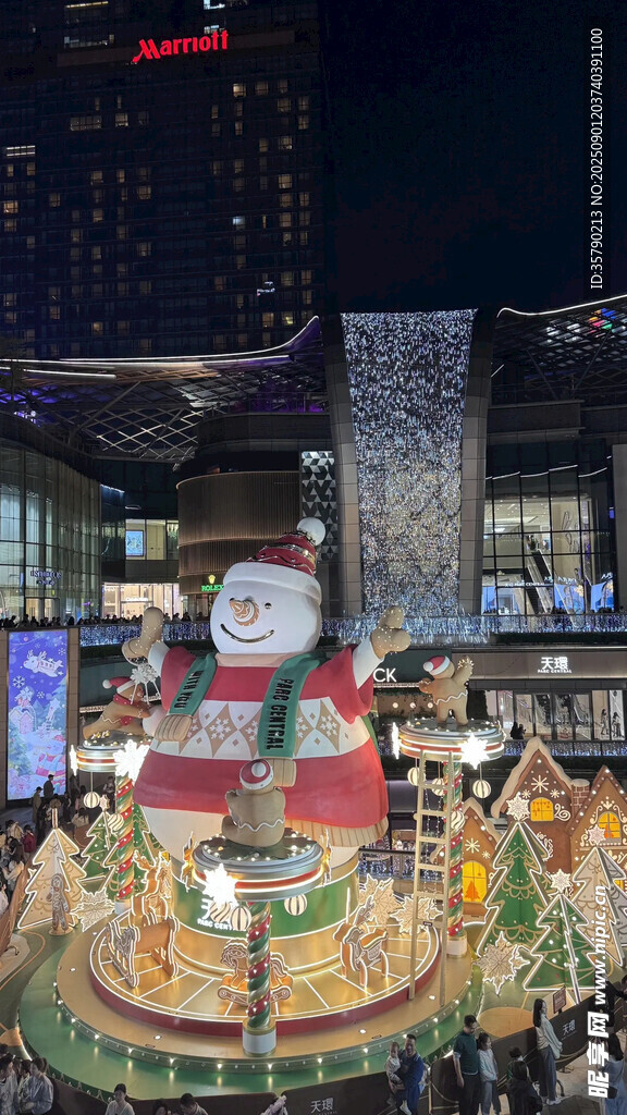 圣誕夜城市中的圣誕老人裝飾