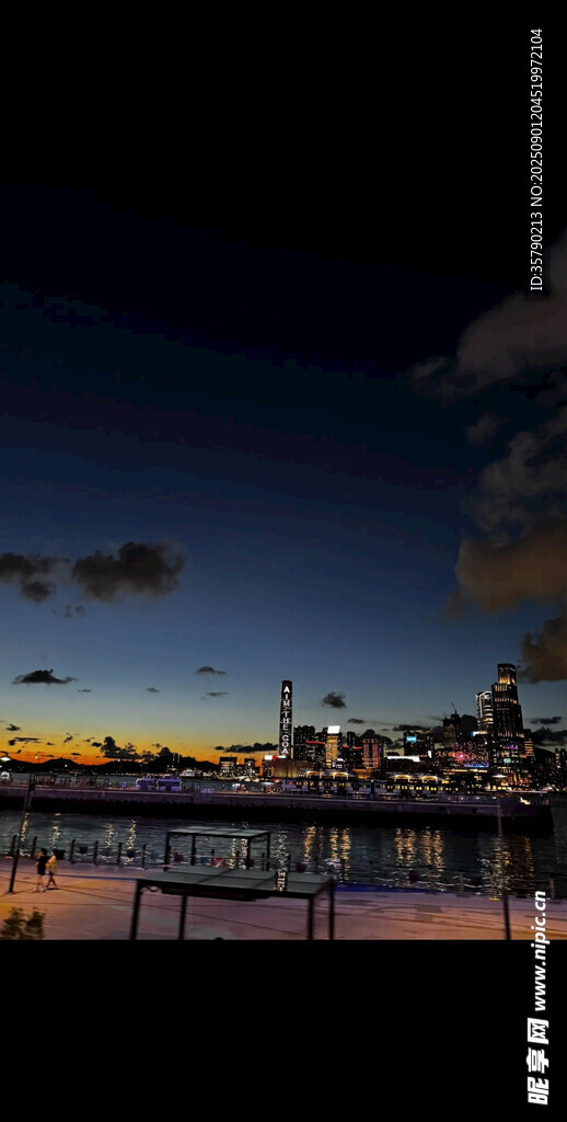 城市黃昏河畔美麗夜景