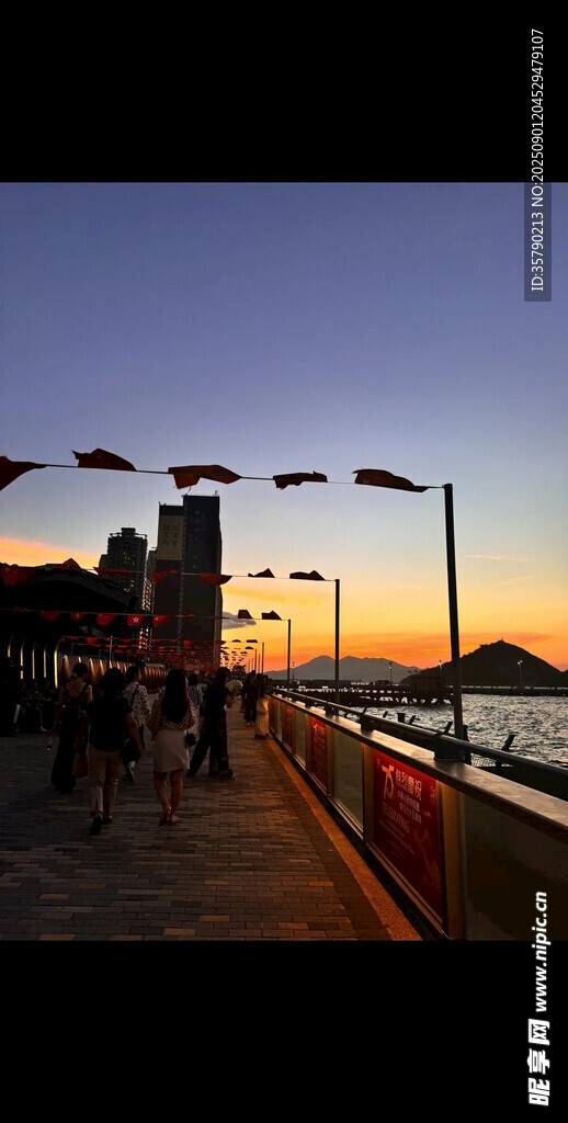 海濱黃昏棧道漫步美景