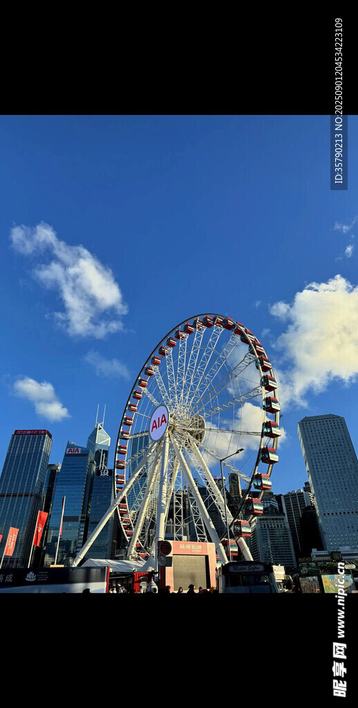 城市中的摩天輪美景