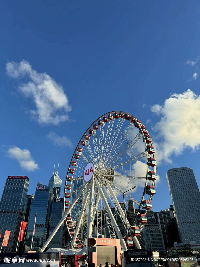 城市中的巨型摩天輪景觀