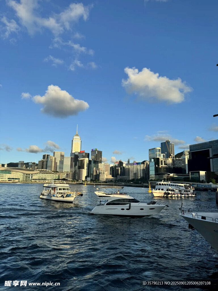 城市濱水風光中的船只