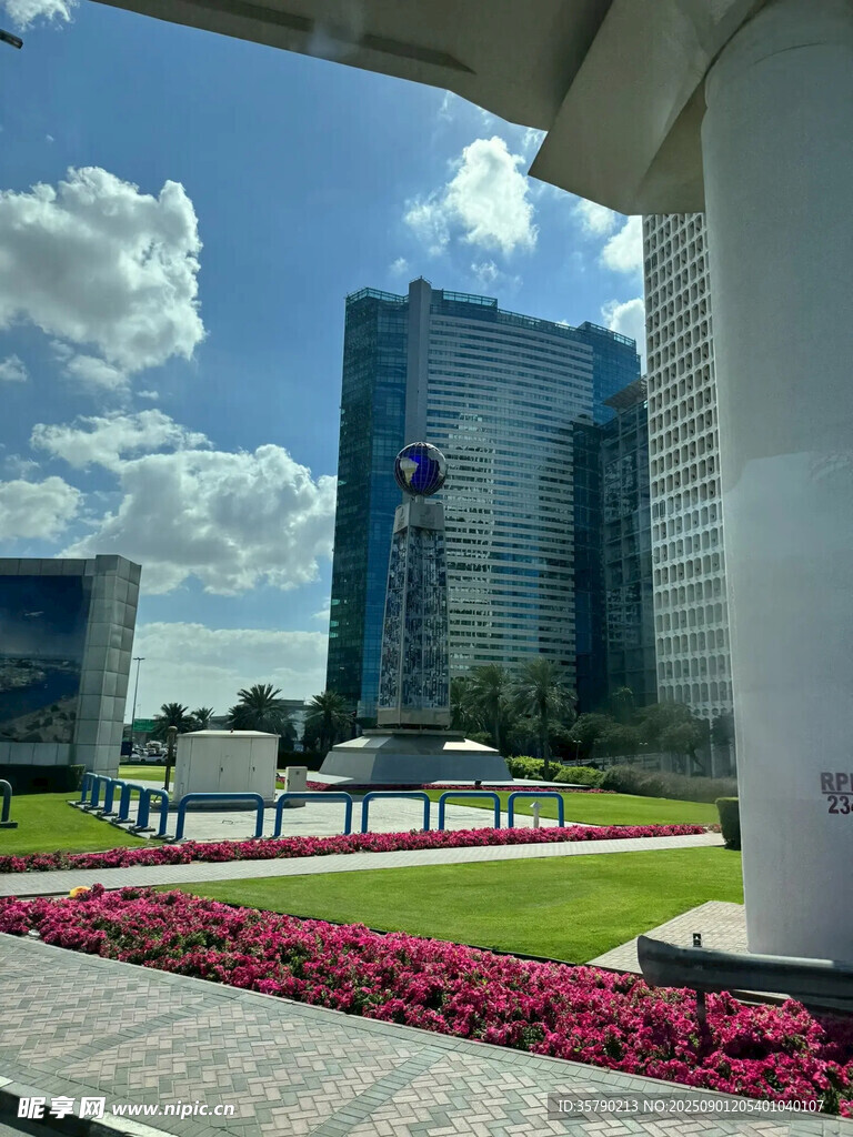 城市現(xiàn)代景觀與花壇美景