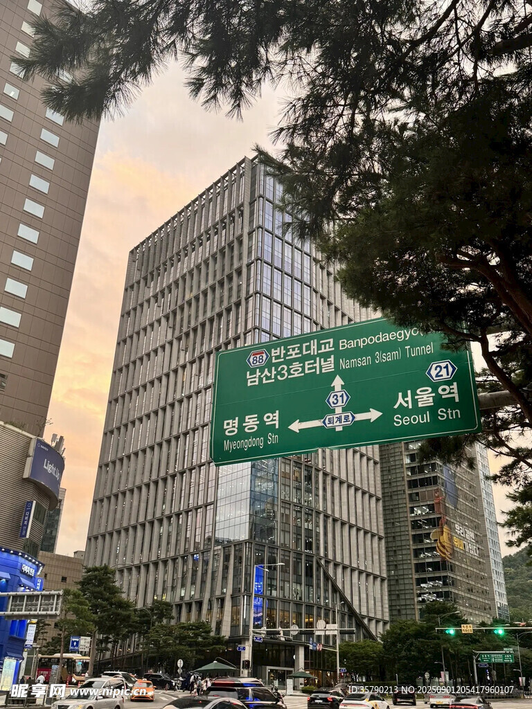 城市道路指示牌與高樓景觀
