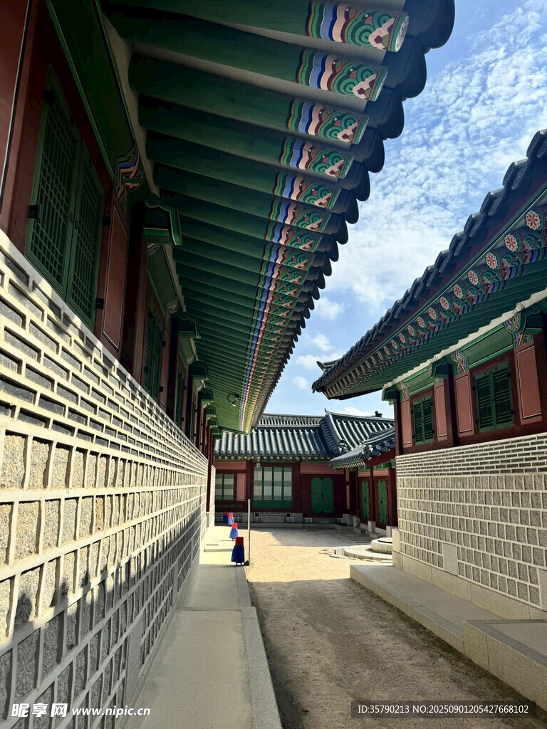 韓國傳統(tǒng)宮殿內(nèi)的幽靜長廊