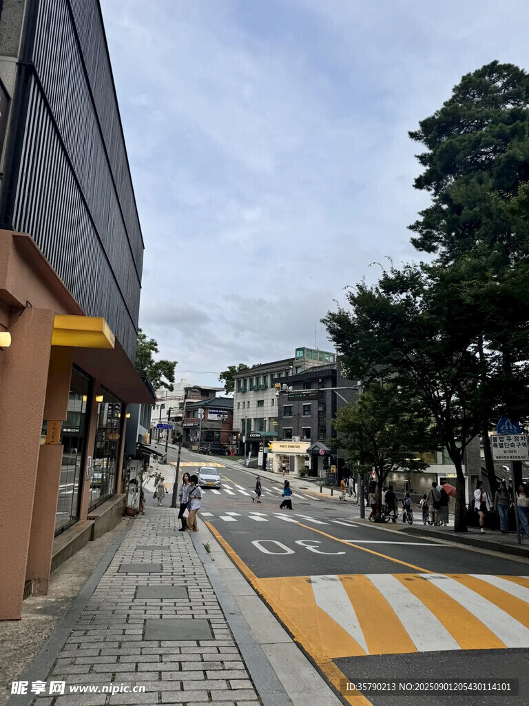 城市街道行人與建筑景象