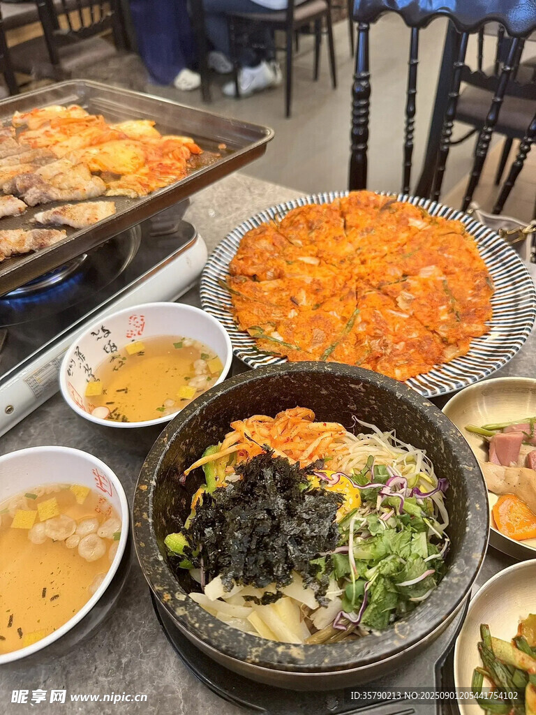 豐盛多樣的韓式美食盛宴