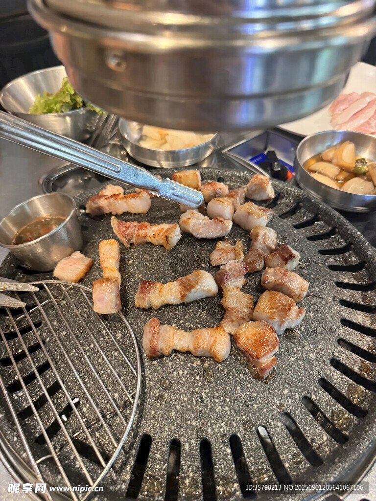 炭火上烤制的美味串串