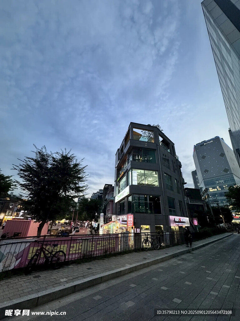 城市街景中的現(xiàn)代建筑
