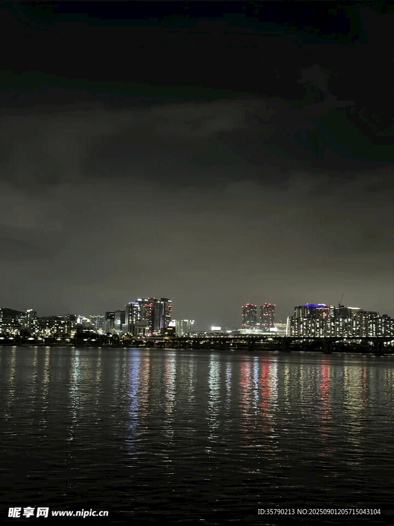城市夜景下的平靜水面