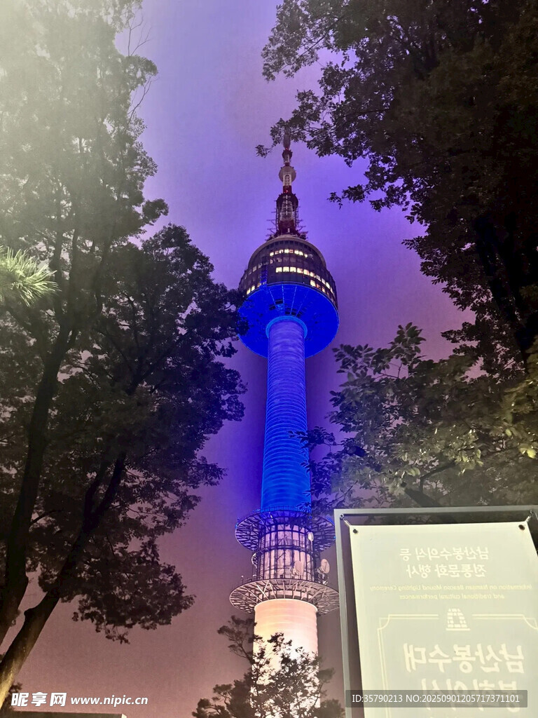 夜幕下的藍色高塔景觀