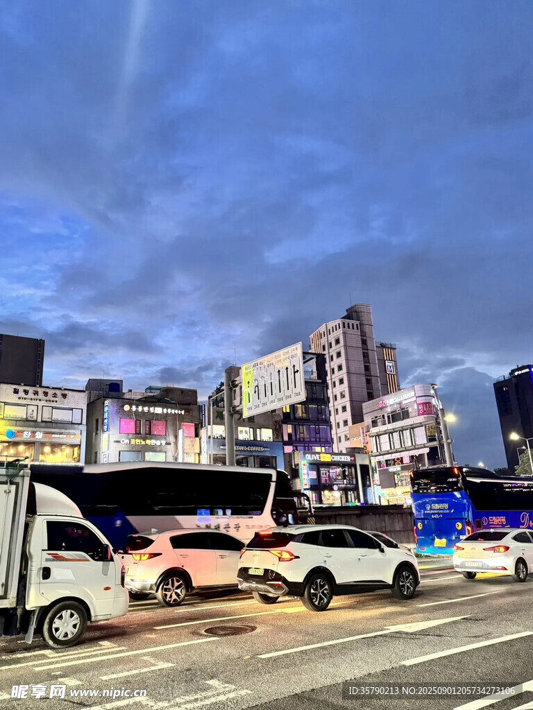 城市街頭的多彩車輛景觀
